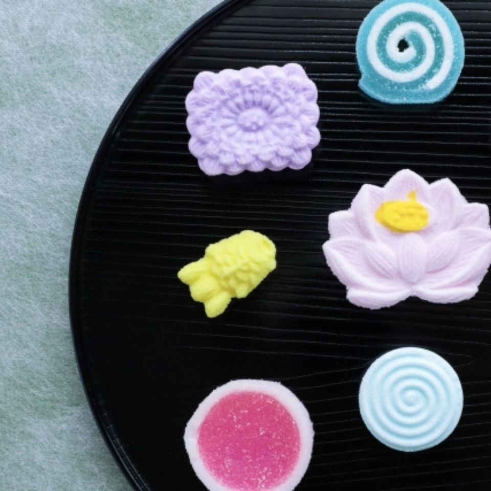 お供物のお菓子の画像