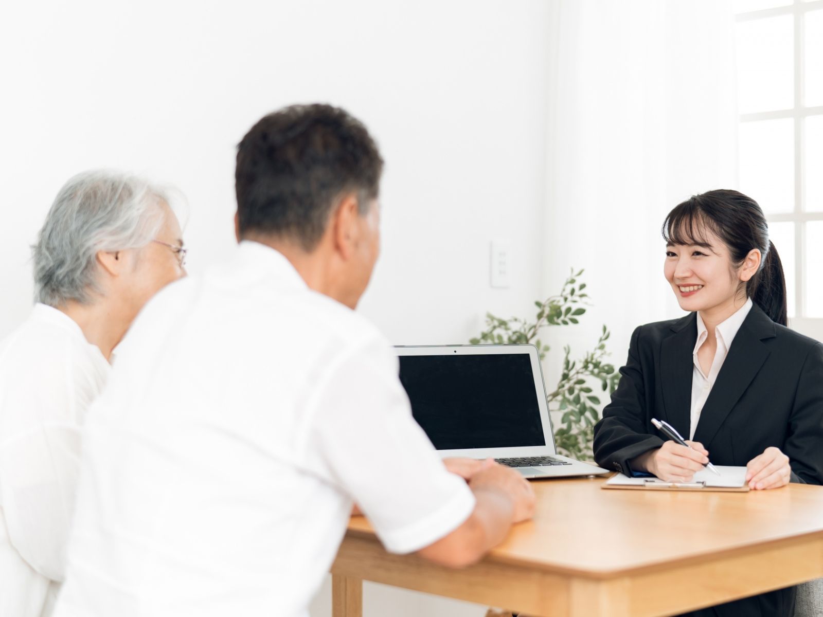 スタッフと夫婦が話している様子