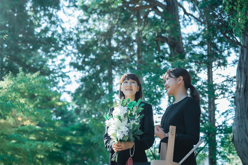 女性二人が花を持っている様子