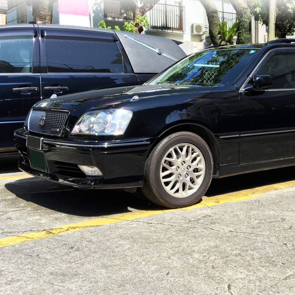 黒いお迎えの車の写真