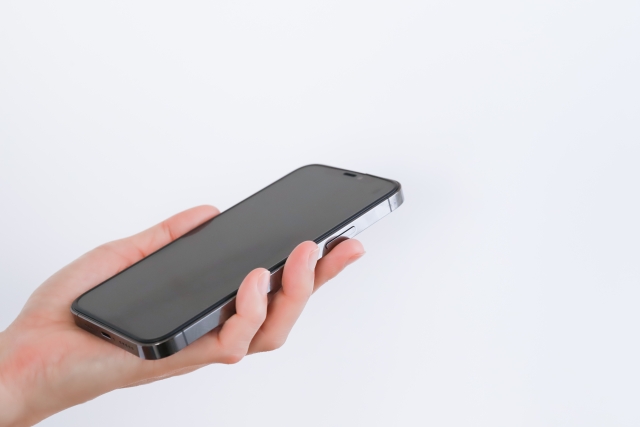 携帯電話を手に持つ写真