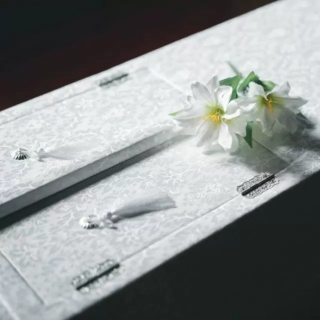 白い棺の画像