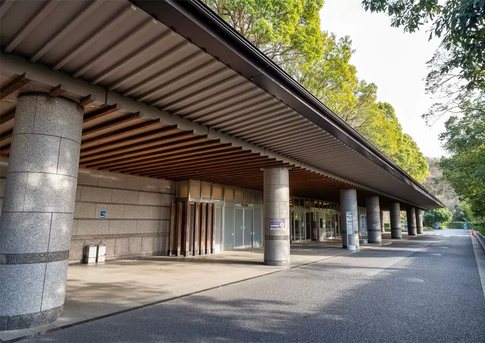セクト株式会社が提供する千葉市斎場の正面外観。静かな環境に佇む公営斎場の様子。