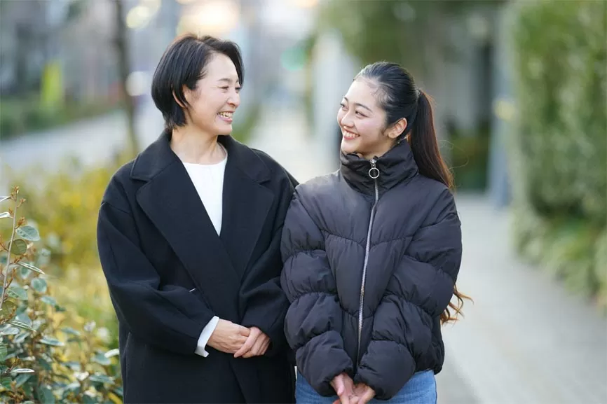 セクト株式会社を利用した親子二人が向き合って笑っている様子の写真。