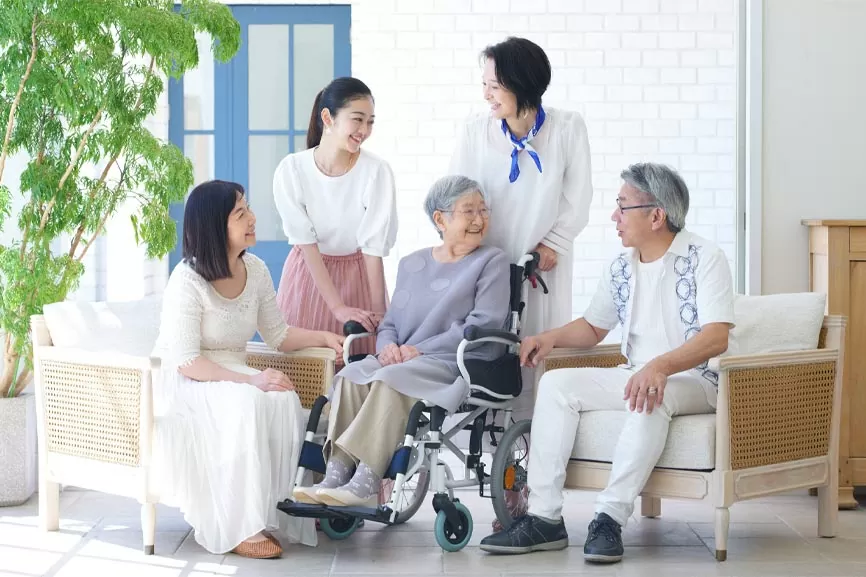 セクト株式会社を利用したご家族の写真。車椅子に座るおばあちゃんとそれを囲んでいる。