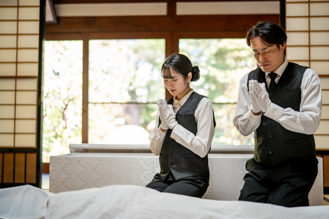 手をあわせる二人のスタッフの画像